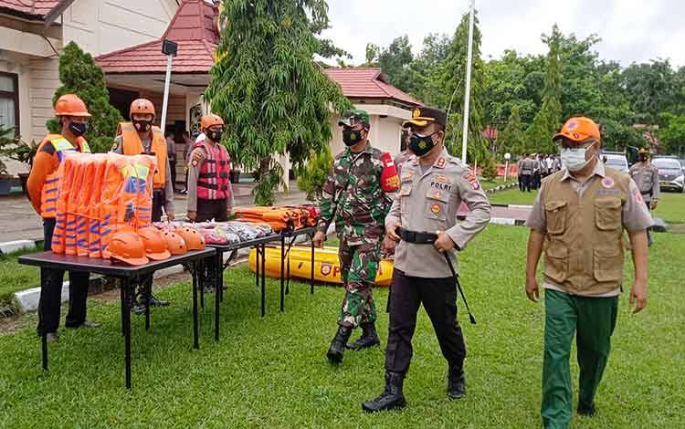 Polres Barito Timur Apel Gelar Personel dan Sarpras Penanggulangan Bencana Banjir