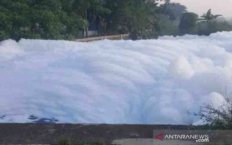 Warga Bekasi Heboh Ada Limbah Busa Seperti Awan
