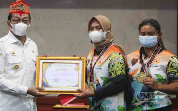 Tepati Janji Berikan Bonus dan Piagam  Kepada Dua Atlet Dayung Asal Murung Raya