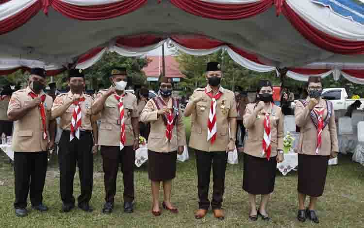 Bupati Gunung Mas Pimpin Upacara Peringatan Hari Pramuka