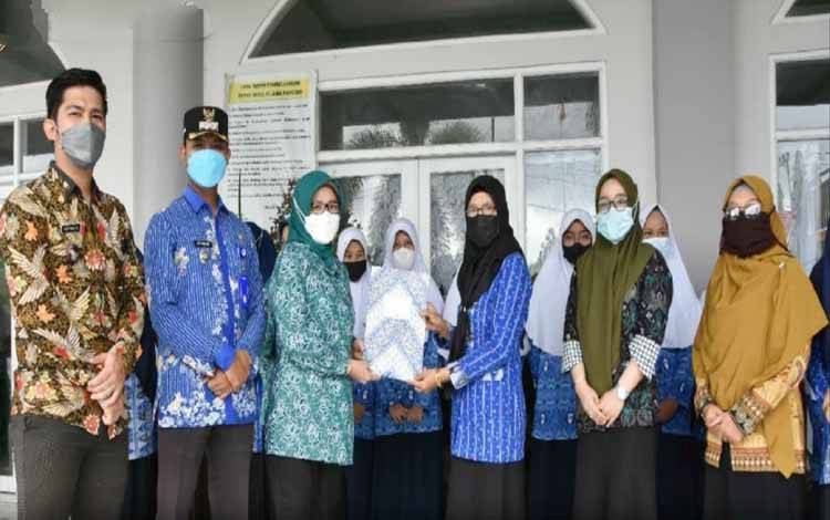 Ketua TP PKK Barito Utara Serahkan Bantuan Pendidikan GNOTA