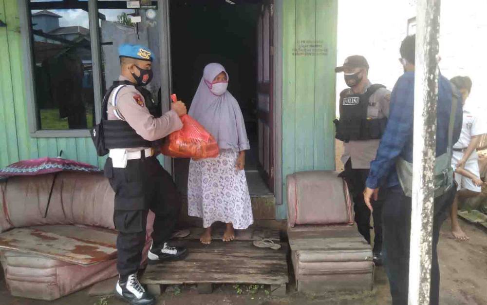 Sambangi Warga Kurang Mampu, Polsek Seruyan Hilir Bagikan Sembako