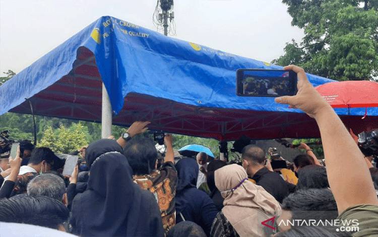 Jenazah Vanessa Angel dan Suami Dimakamkan dalam Satu Liang Lahat