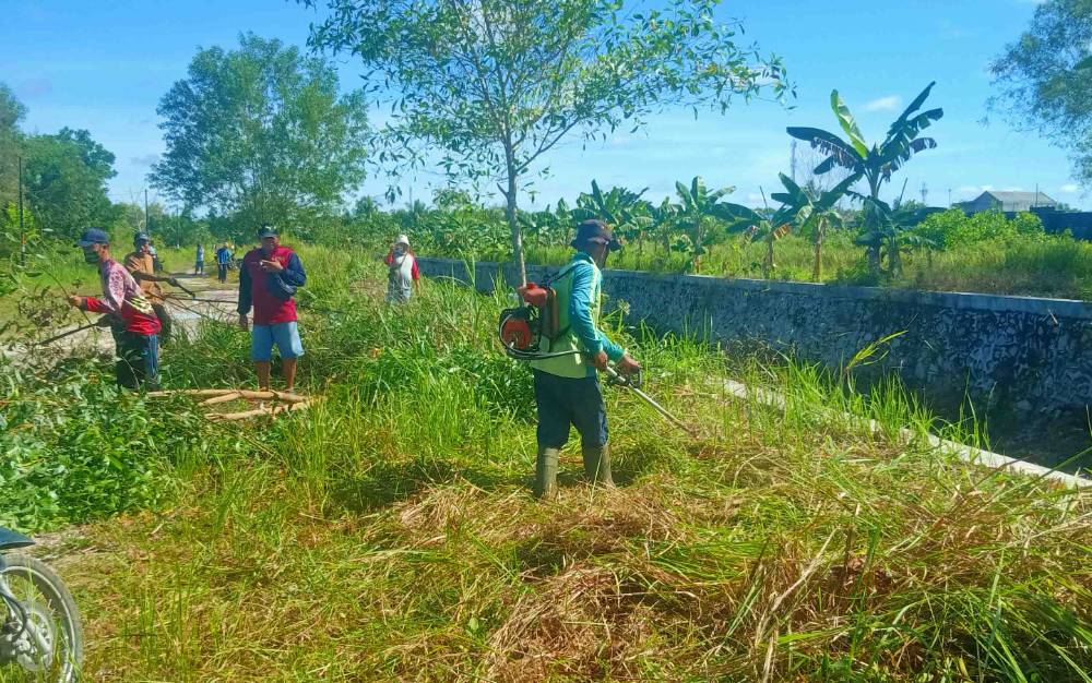 Lurah Kereng Bangkirai Galakkan Gotong Royong Bersama Warga