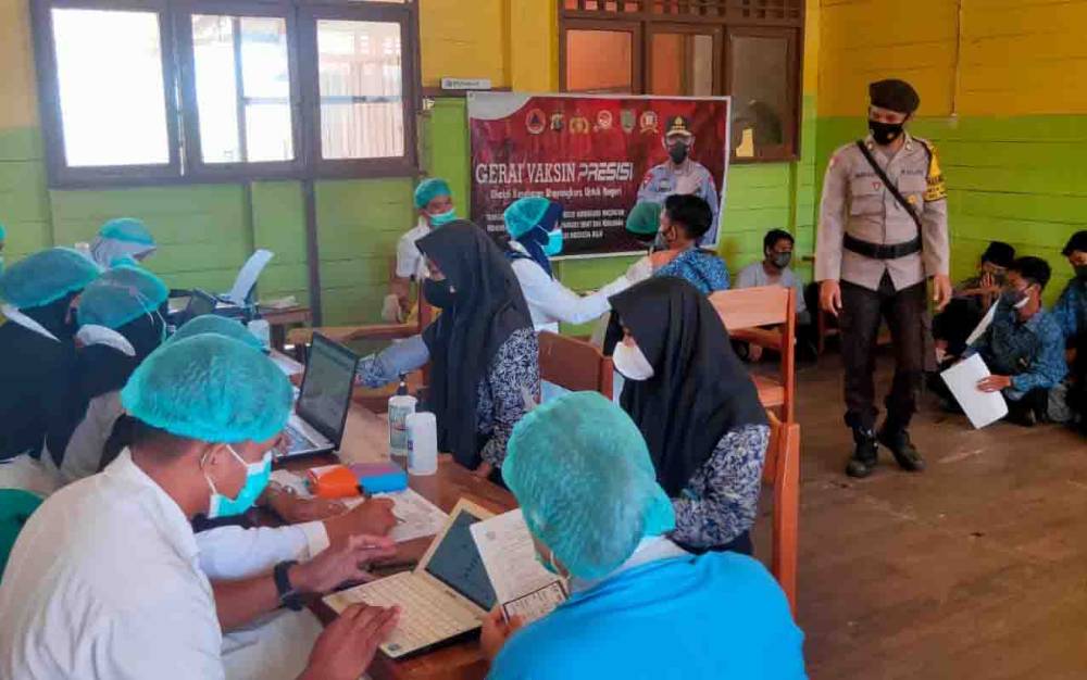 Polsek Permata Kecubung Amankan Pelaksanaan Protokol Kesehatan di Lokasi Vaksinasi