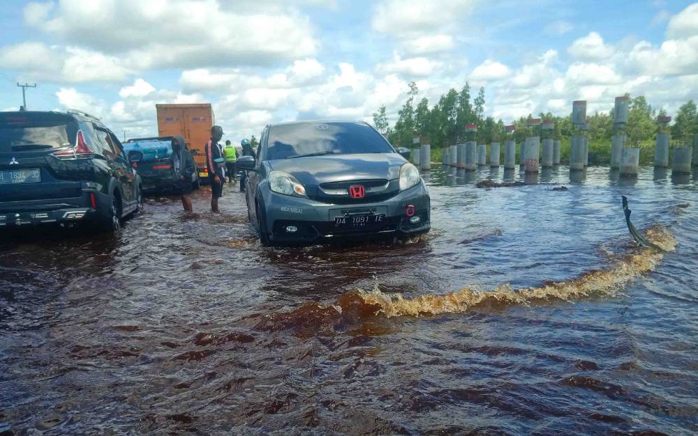 Banjir Merendam Jalan Trans Kalimantan Palangka Raya - Bukit Rawi Sepanjang 600 Meter