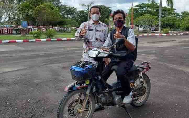 Begini Isi Perbincangan Bupati Murung Raya dengan Pengendara Motor yang Keliling Indonesia
