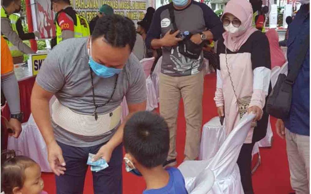 Gubernur Kalteng Ingatkan Prokes dan 3T saat Meninjau Vaksinasi Massal