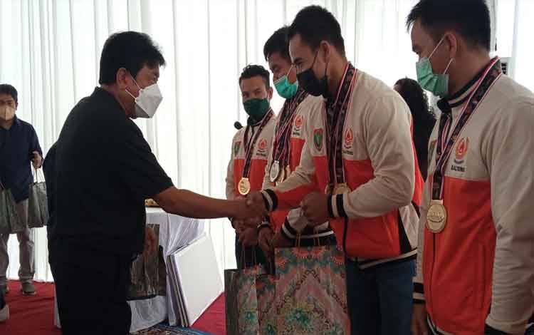 Keluarga Besar H Abdul Rasyid AS Undang Atlet Peraih Medali PON Papua, Bonus Uang Tunai Diberikan