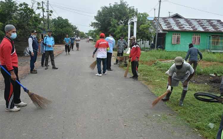 Kelurahan Selat Utara Galakan Gotong Royong Bersihkan Lingkungan