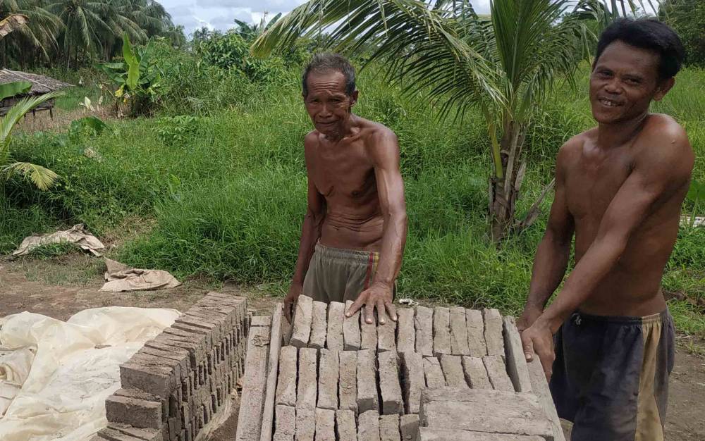 Menengok Usaha Pembuatan Bata Merah di Kuala Pembuang