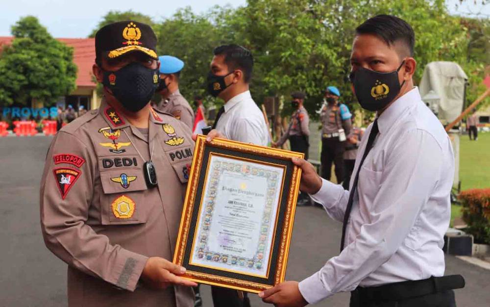 Belasan Personel Polda Kalteng Terima Penghargaan