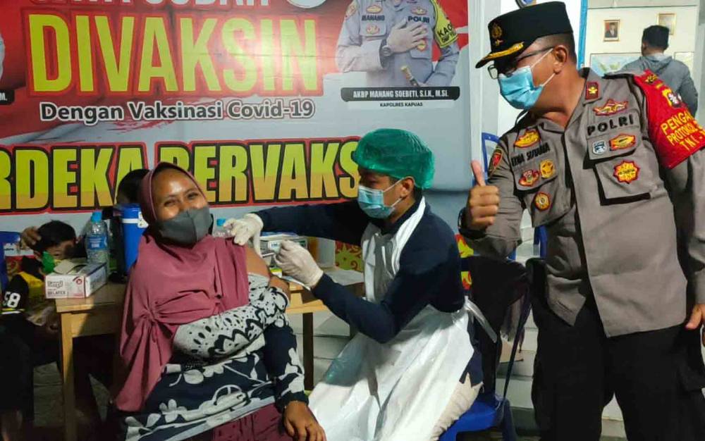 Dukung Percepatan Vaksinasi, Polres Kapuas Galakan Vaksinasi Massal Malam Hari