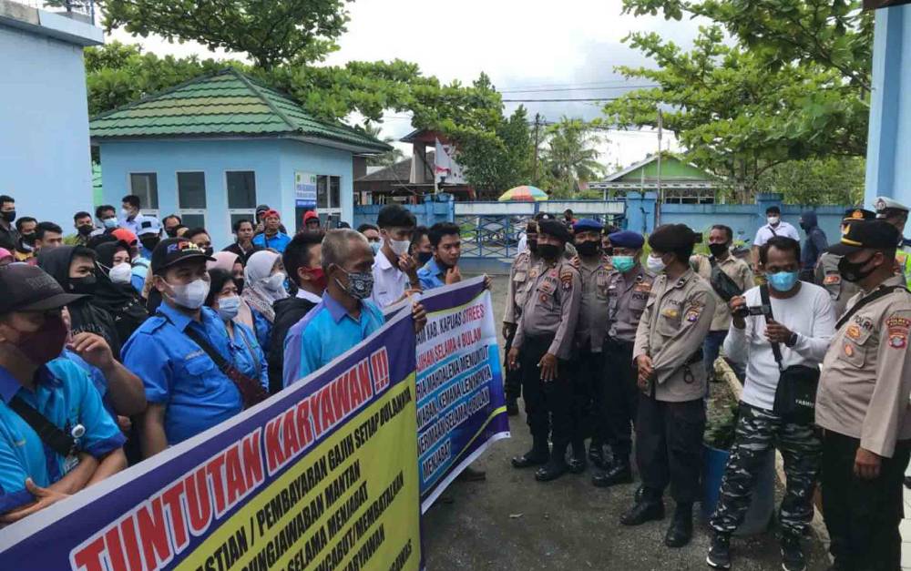 Personel Polres Kapuas Lakukan Pengamanan Aksi Karyawan PDAM Sampaikan Tuntutan