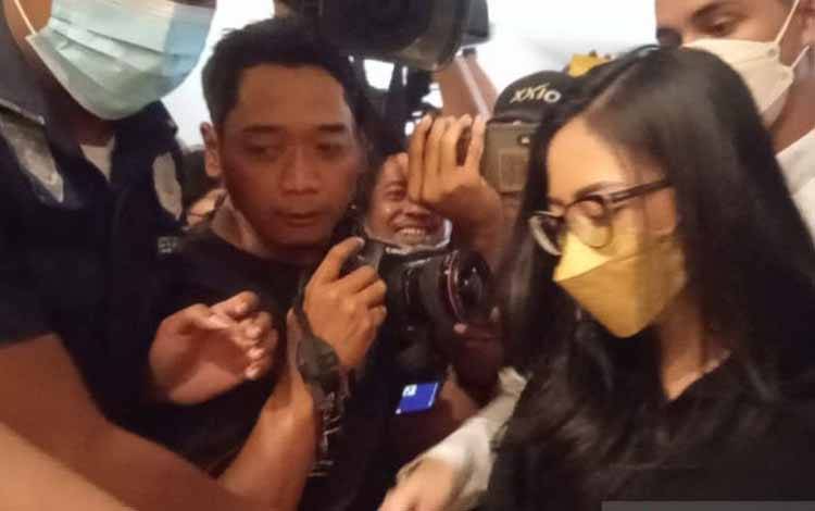 Rachel Vennya Bungkam Usai Diperiksa sebagai Tersangka
