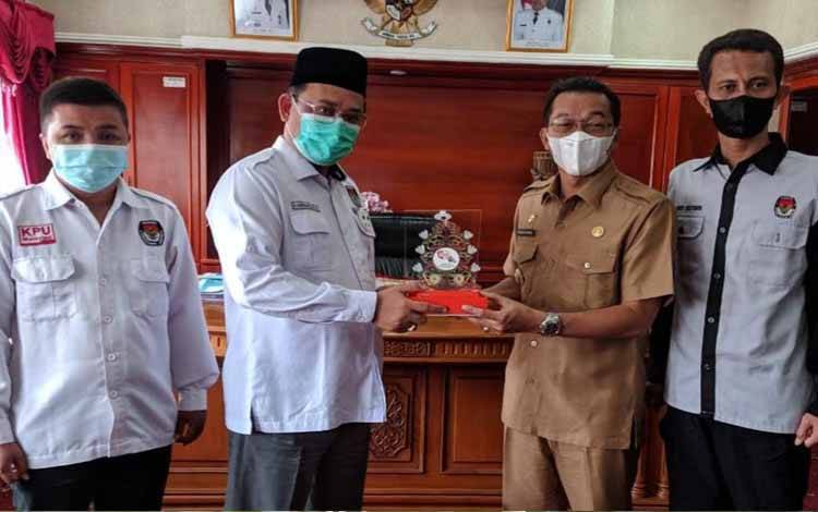 Bupati Murung Raya Terima Penghargaan dari Ketua KPU Kalteng Atas Suksesnya Pilgub 2020
