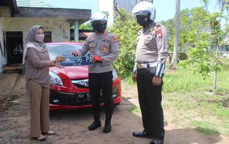 Kapolres Seruyan Antar Langsung STNK dan BPKB ke Kediaman Pemohon