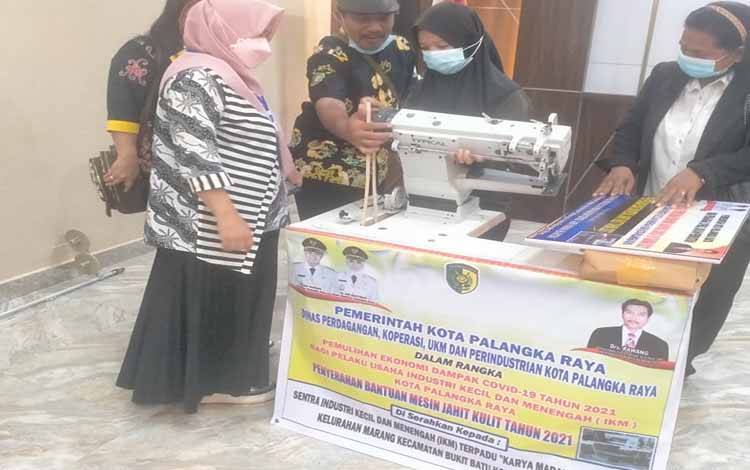 22 IKM Dapat Bantuan Mesin Jahit
