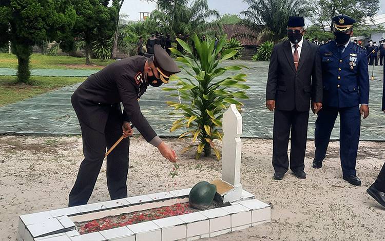 Kapolres Kobar Pimpin Upacara Ziarah ke Makam Pahlawan Indra Pura Pangkalan Bun