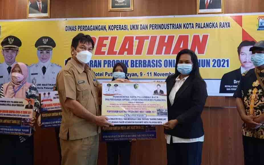 Pemko Palangka Raya Beri Bantuan Mesin Jahit Kulit untuk IKM
