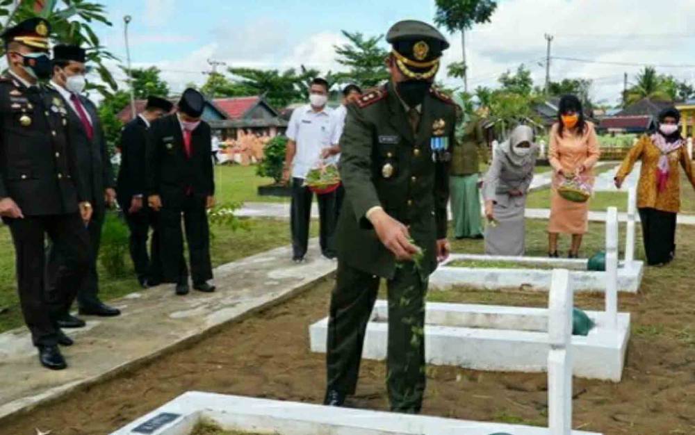 Dandim 1011 Kuala Kapuas Bersama Forkopimda Ziarah ke Taman Makam Pahlawan