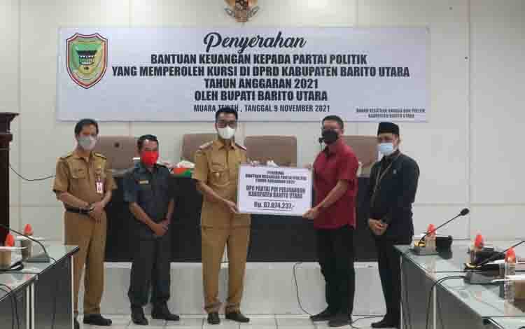Pemkab Barito Utara Serahkan Bantuan Keuangan kepada Parpol
