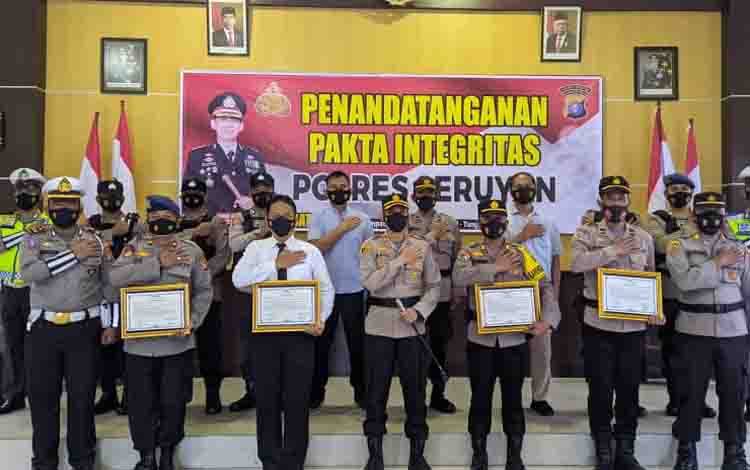 Pejabat Utama Polres Seruyan Tandatangani Pakta Integritas