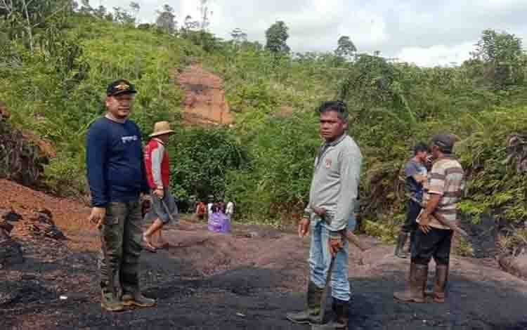 Camat Seribu Riam Bantu Warga Buka Jalan Lintas Desa