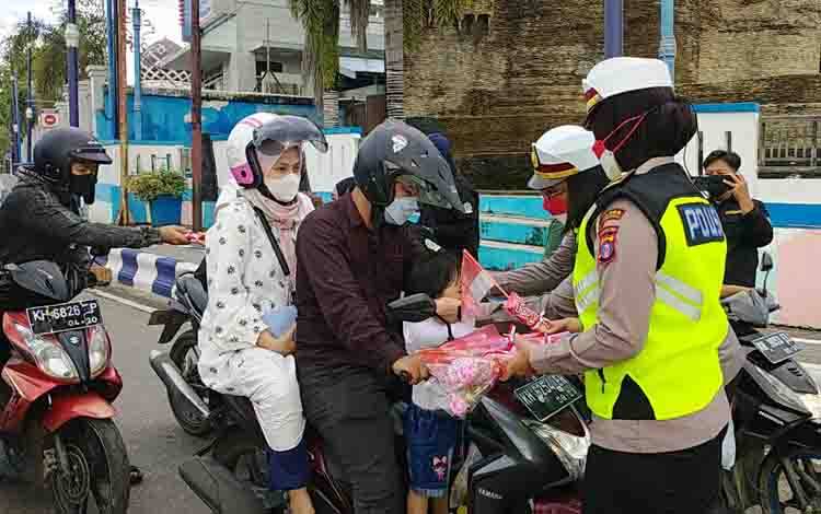 Peringati Hari Pahlawan , Satlantas Polres Barito Utara Bagikan Masker, Bunga, Coklat dan Bendera Merah Putih kepada Pengendara