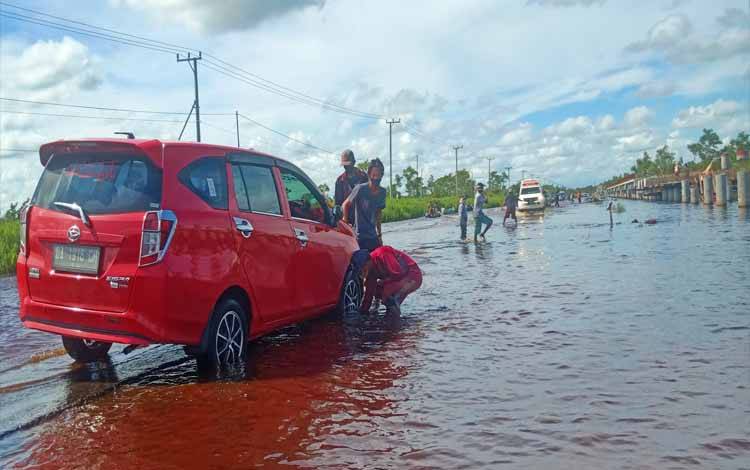 Polisi Imbau Pengguna Jalan Melintasi Lokasi Banjir Penda Barania Hati-hati