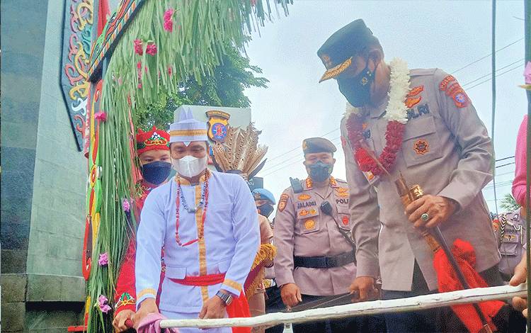 Kapolda Kalteng Baru Disambut Upacara Adat Potong Pantan