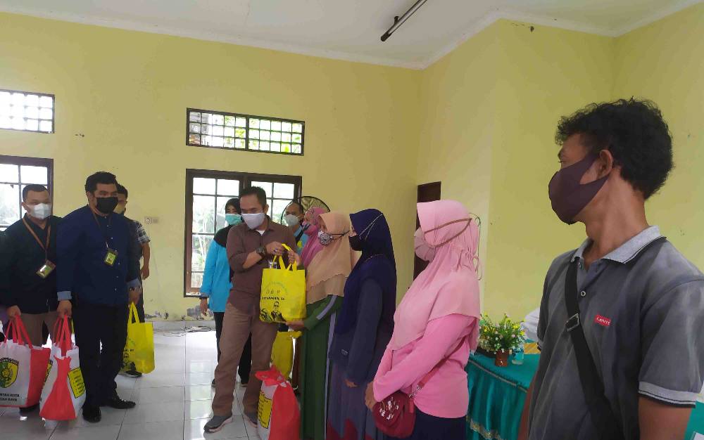 PKL di Kecamatan Pahandut Dapat Bantuan Sembako