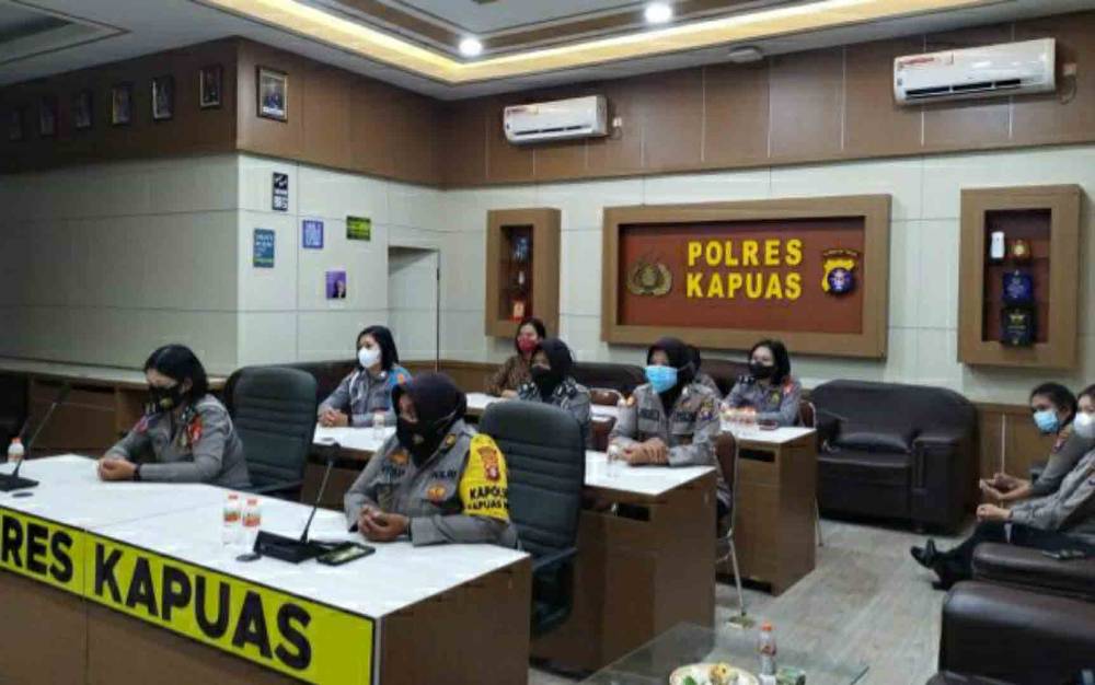 Secara Virtual, Polwan Polres Kapuas Ikuti Serah Terima Tugas Ibu Asuh Polwan Polda Kalteng