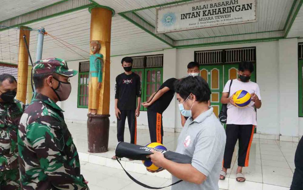 Kodim Muara Teweh Bantu Kelengkapan Olahraga kepada Siswa Hindu Kaharingan
