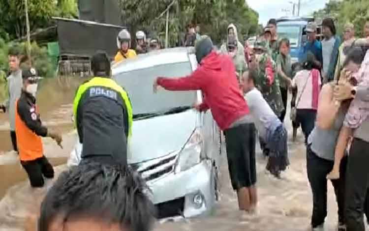 Sejumlah Kendaraan Terjebak Banjir Setelah Nekat Melintasi Jalan Trans Kalimantan Kasongan - Kereng Pangi