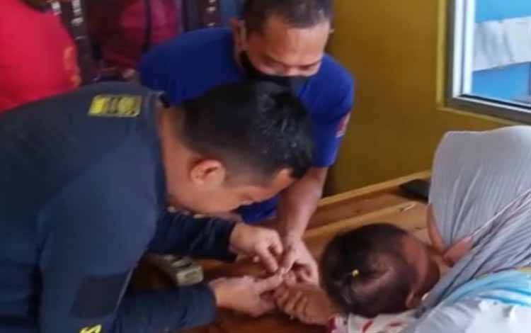 Cincin Ini Susah Terlepas dari Jari Anak di Kobar