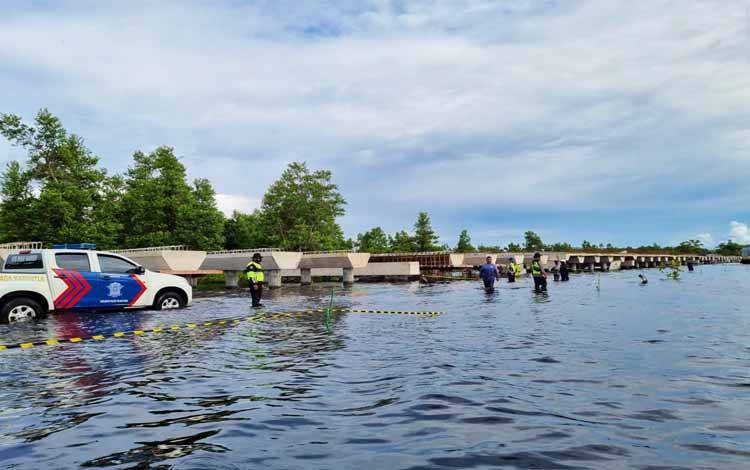 Banjir Jalan Poros Tengah Bukit Rawi, Ini Imbauan untuk Pengendara