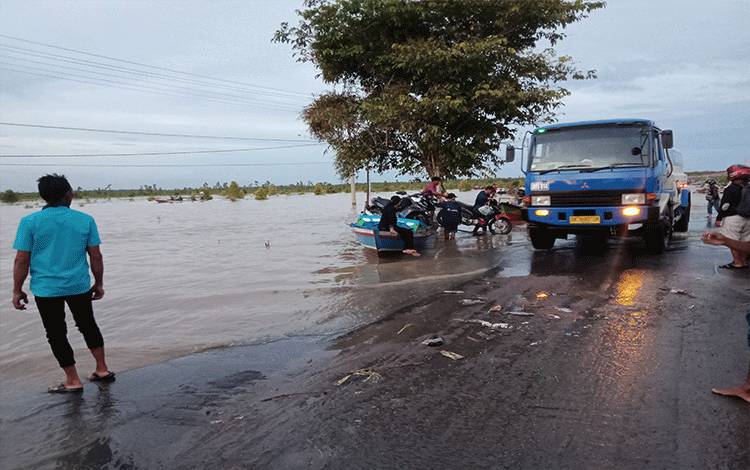 Debit Air makin Tinggi, Kendaraan Melintas di Jalan Trans Kalimantan Pulang Pisau Banyak Putar Balik