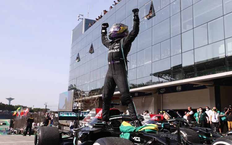 Hamilton Memburu Verstappen Demi Amankan Kemenangan di Brazil