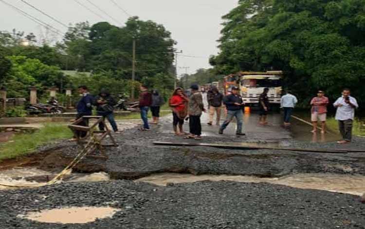 Trans Kalimantan kembali Putus karena Gorong-gorong Km 1 Arah Kasongan - Kereng Pangi Amblas