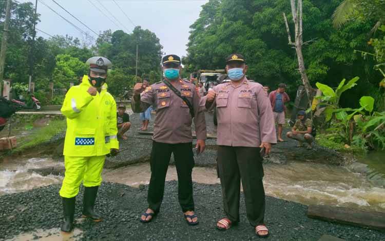 Jalan Putus, Kapolres Katingan Minta Dinas PU Lakukan Penambalan