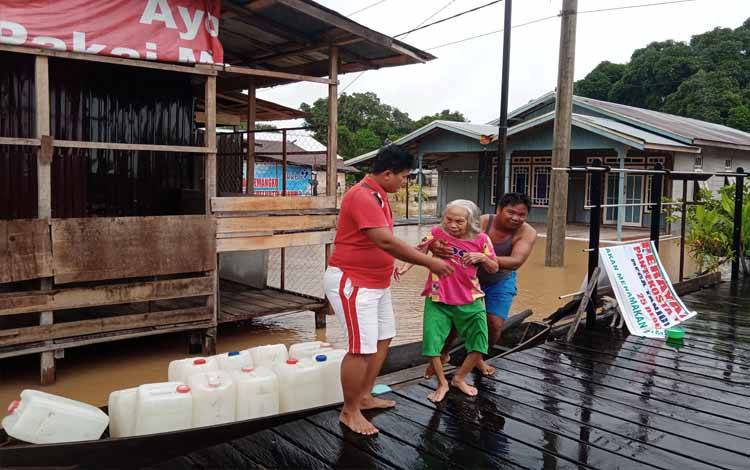 Nenek 80 Tahun Dievakuasi karena Rumahnya Terendam Banjir