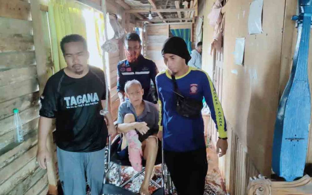 Tagana Bantu Evakuasi Warga Terdampak Banjir di Mendawai Palangka Raya