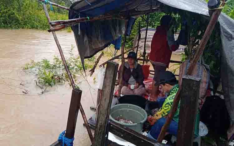 Warga Manfaatkan Banjir di Pinggiran Jalan Trans Kalimantan untuk Menangkap Ikan