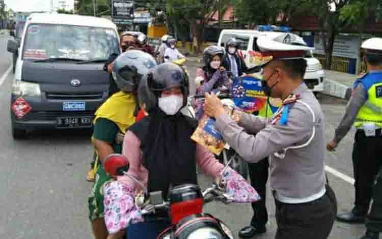 Satlantas Polres Kapuas Bagikan Hadiah untuk Pengendara saat Operasi Zebra Telabang