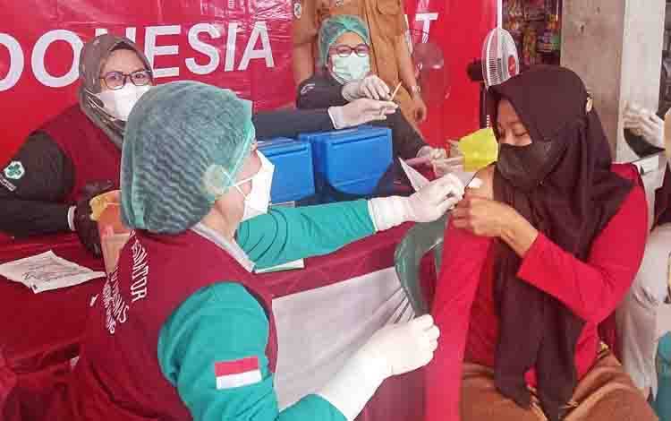 Puskesmas Tamiang Layang dan BIN Gelar Vaksinasi di Pasar Tamiang Layang