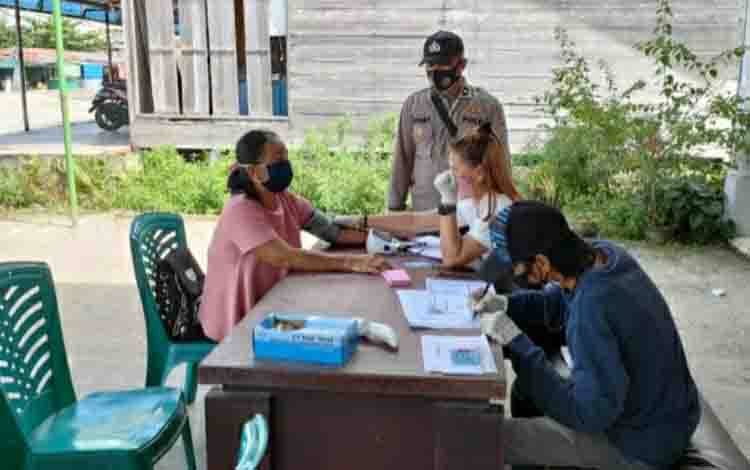 Polsek Timpah Lakukan Pengamanan Vaksinasi Covid-19 di Puskesmas