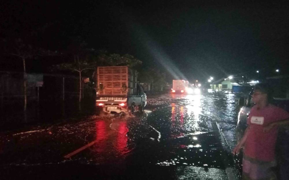 Banjir Tenggelamkan Jalan Tumbang Nusa
