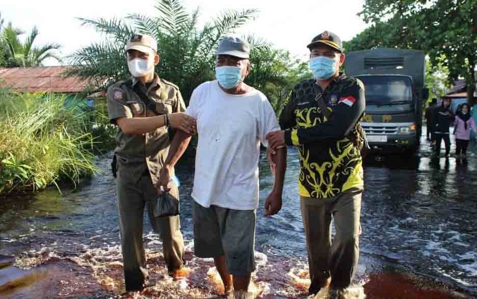 Satpol PP Palangka Raya Bantu Evakuasi Warga Terdampak Banjir