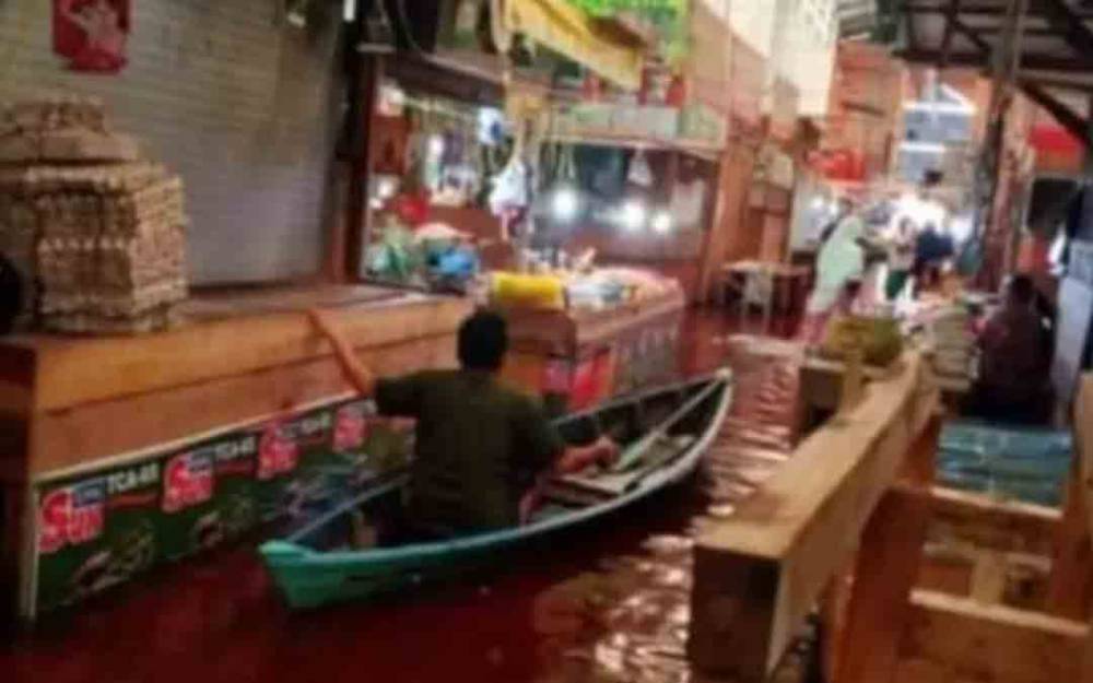 Banjir Makin Tinggi, Belanja di Pasar Kahayan Bisa Pakai Perahu